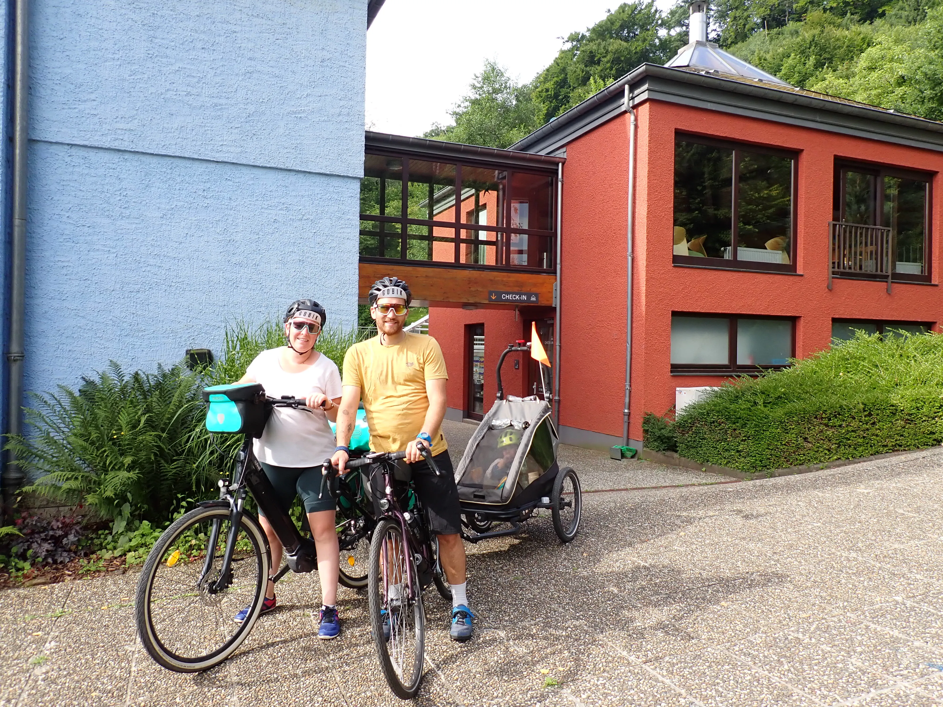 Cycliste devant une auberge de jeunesse