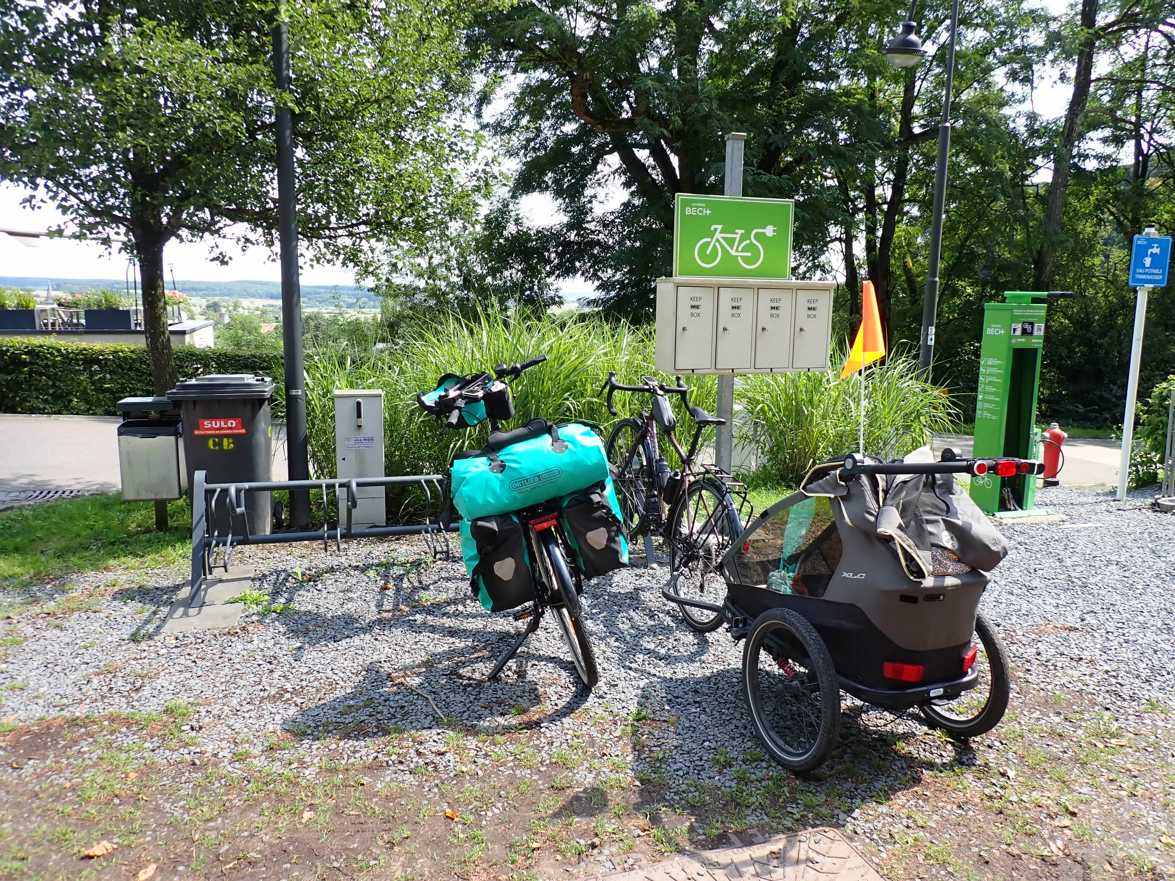 Des vélos et une remorques vélo.