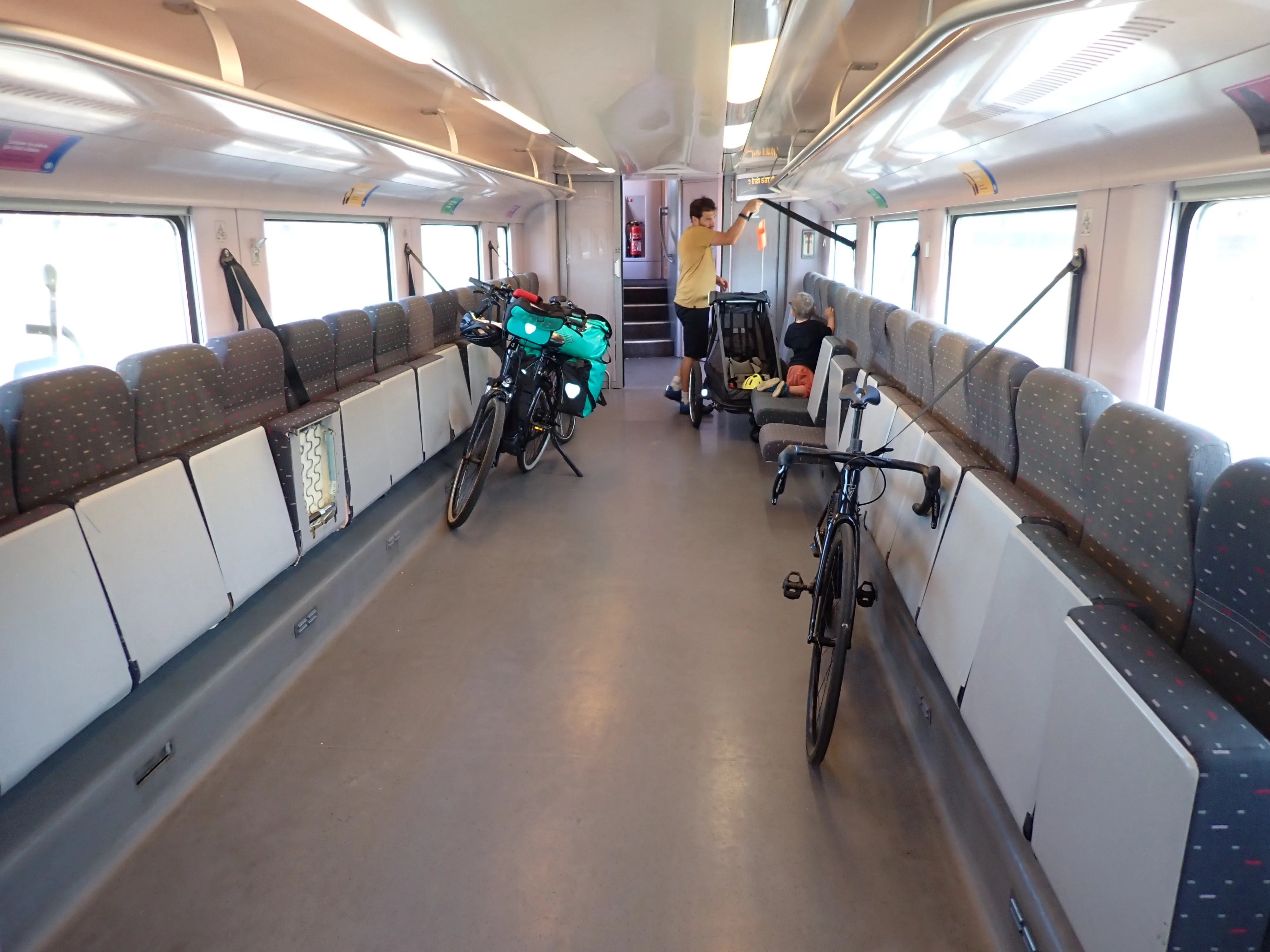 Une famille dans le train avec ses vélos.