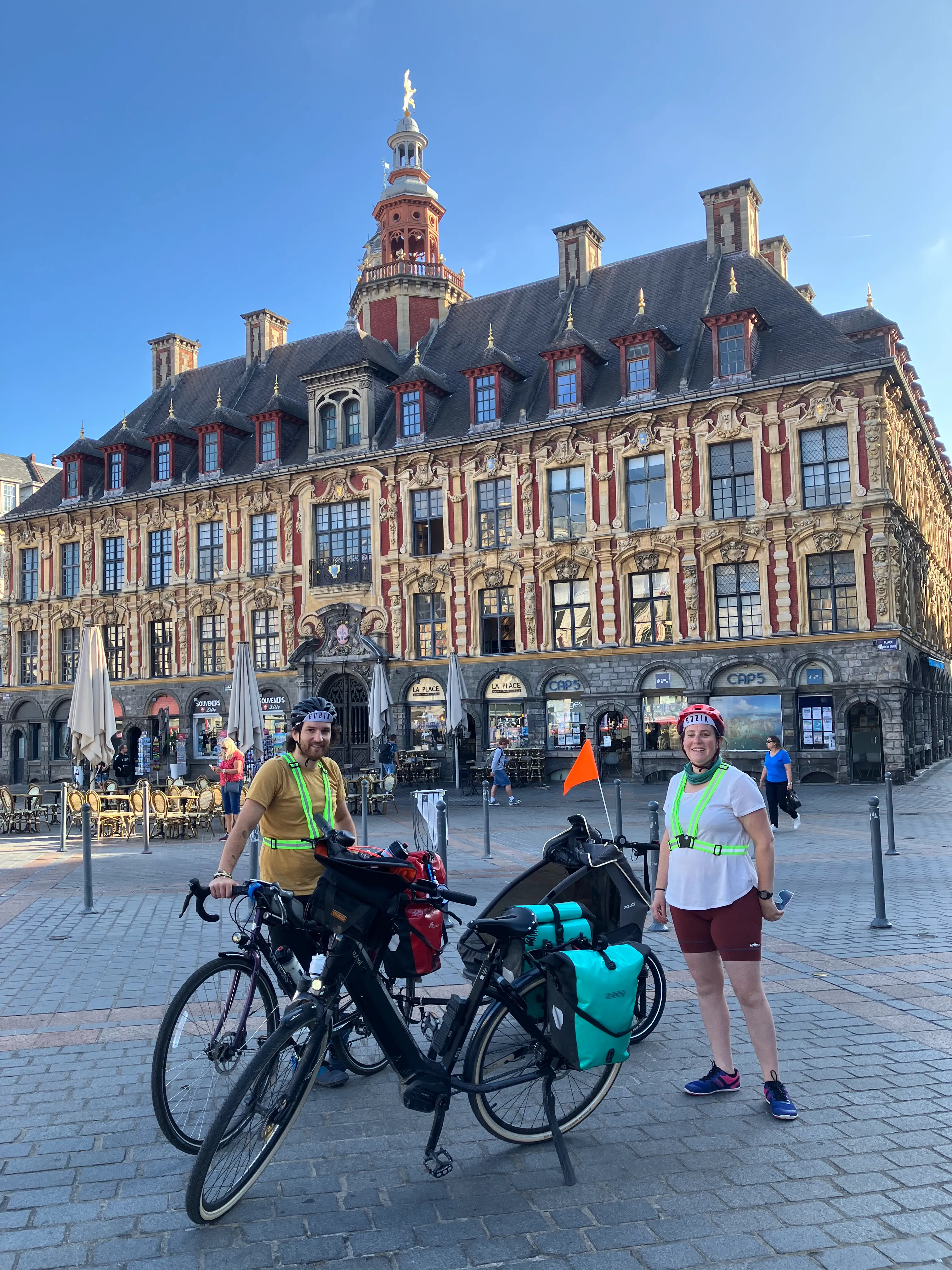 Une famille en voyage à vélo.