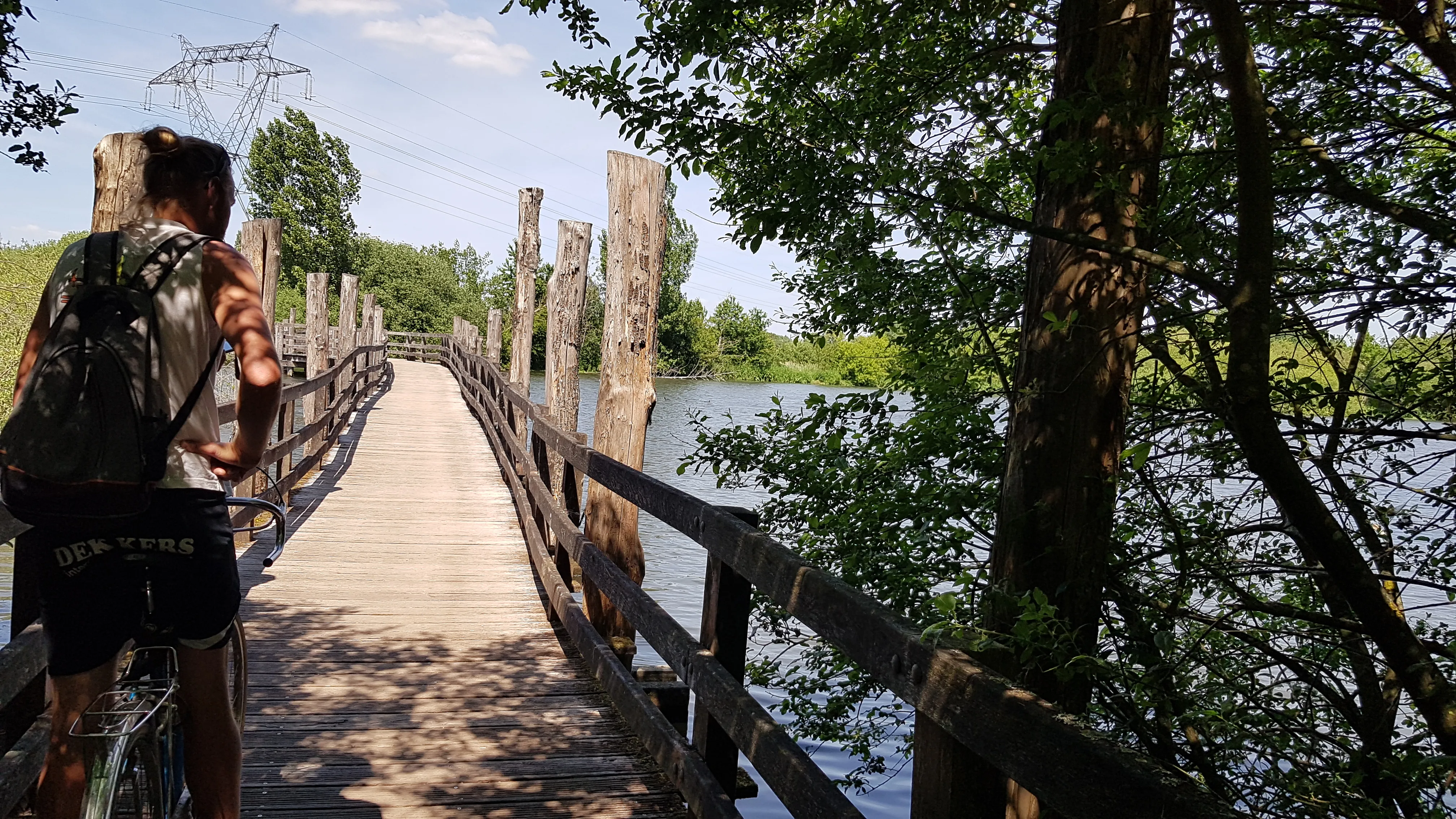 Un cycliste qui s'arrête pour admirer un paysage naturel