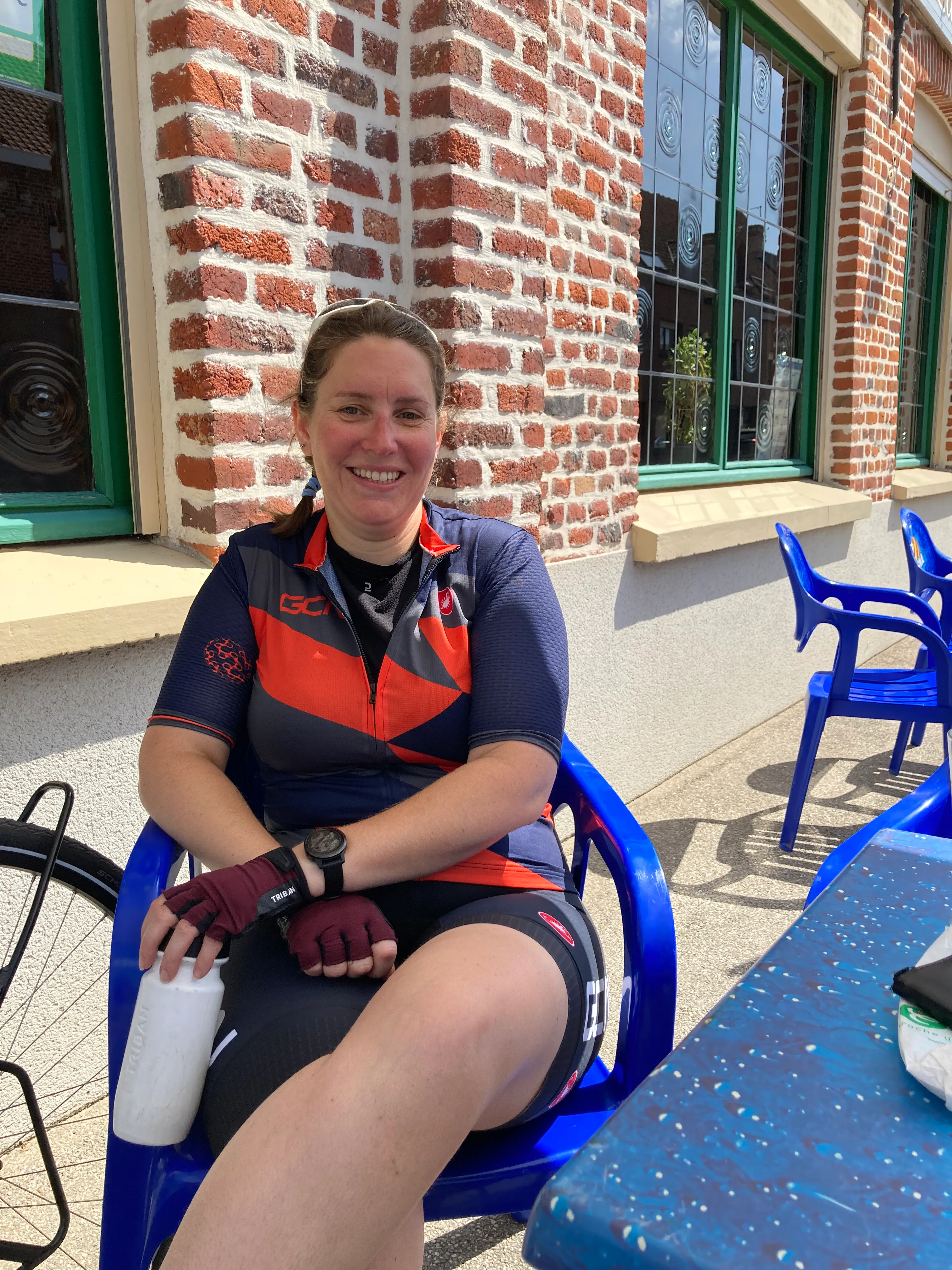 Marie, fondatrice de Relais Vélo & Famille, souriante en plein air